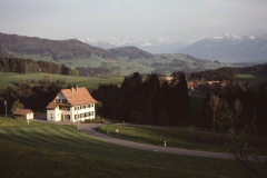 Schulhaus Berg (nach Renovation von 1980), Dächer Chli Bäretswil - Alpen