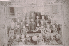 Lehrer Heinrich Kägi mit 40 Bettswiler Kindern vor dem alten Sek.Schulhaus