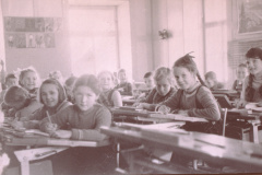 Primarschule Bettswil ca 1956. Vorn: Erika Senn, halbrechts: Maria Betschard und Annelies Burri