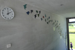 Schulhaus Maiwinkel, Einweihungsfest 2022, TdoT, Eingangsbereich mit Vögeln