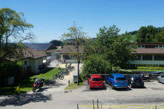 Schulhaus Maiwinkel, Einweihungsfest 2022, TdoT, Altbau mit Durchgang zum Neubau