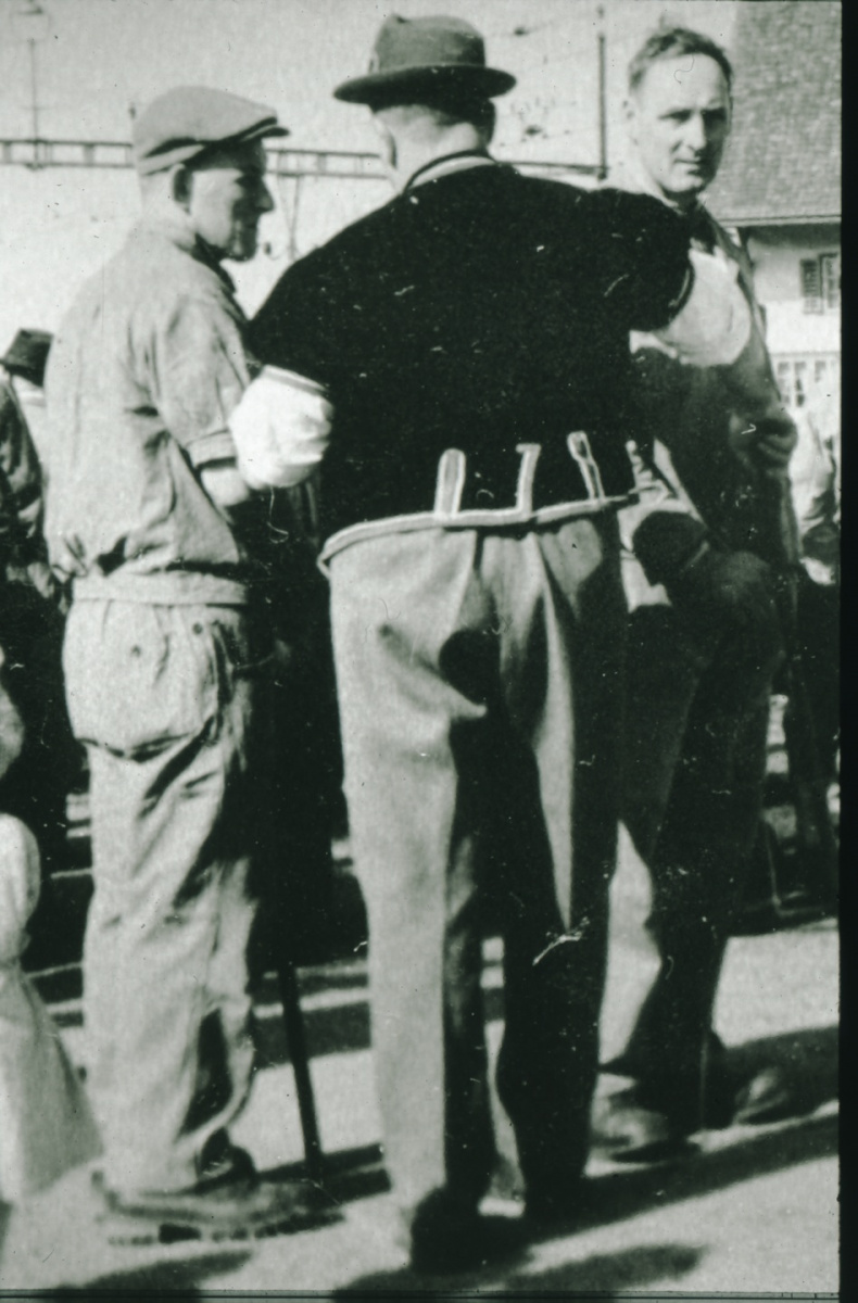 Walter Minnig (von hinten), Hans Gnehm, Viehprämierung