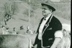 (Walter Spörri und) Walter Minnig (1909 - 1977, im Berner «Chüermutz»), Viehprämierung