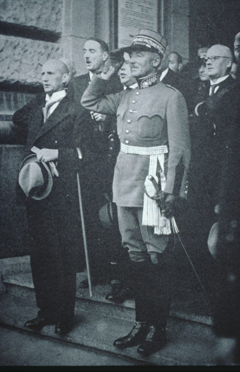 Ausbruch des 2. WK, General Guisan mit Bundesrat vor dem Bundeshaus 1939