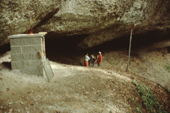 Täuferhöhle mit neuer Feuerstelle.