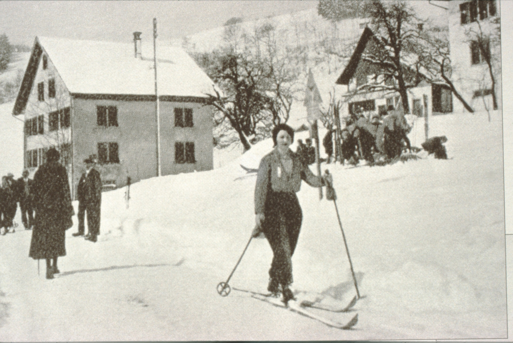 Skifahrerin beim Schulhaus Hof