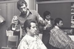 Hansueli Hess frisiert Max Frei