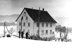 Skifahrer beim Schulhaus Wappenswil