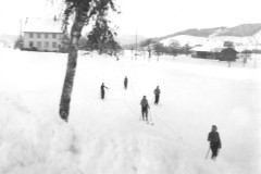 Skifahrer beim Schulhaus Wappenswil