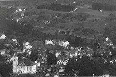 Bäretswil Dorf mit Blick auf das Haldenguet und die Strasse nach Wappenswil