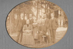 Familie Schaufelberger-Lochmann, Adetswil, mit den Kindern Otto (1892-1944), Albertine (1889-1953) und 4 weiteren.