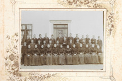 Konfirmation. Albertina Schaufelberger, unterste Reihe 4. von rechts. In der Mitte Pfr. Wolf.