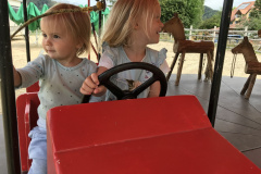 40 Jahre Hof Oberdorf, Emma und Sigrid auf Karussell