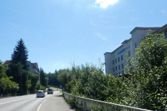 Trümpler Areal, ehemaliges Fabrikantenhaus und Spinnerei. Zwischen Strasse und Fabrik fliesst der Aabach.