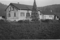 Kath. Pfarrhaus (nach Umbau von 1951) und Bruder Klaus Kapelle (1943-1990)