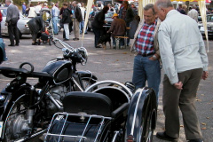 Oldtimer-Freunde. BMW mit Seitenwagen bestaunt von Köbi Dänzer und Ernst Münger-Dänzer