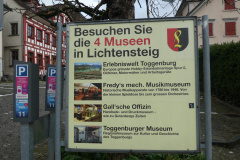 Tafel mit den 4 Museen von Lichtensteig, darunter die Gallsche Offizin Tafel mit den 4 Museen von Lichtensteig, darunter die Gallsche Offizin