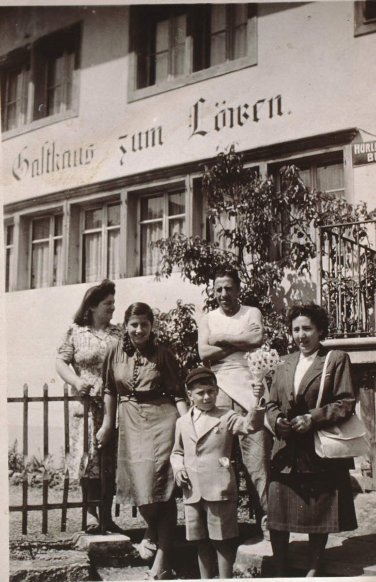 Gasthaus zum Löwen, Adetswil, Frau Ruth Furrer-Lehni 16 Jahre alt, mit H. Lehni