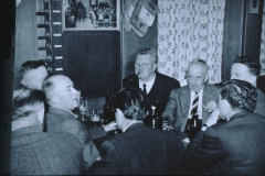 Linde, Wirtsstube. rt Tobler Heiri, Walder Reinhold, lk Walder Otti (Heiri?)