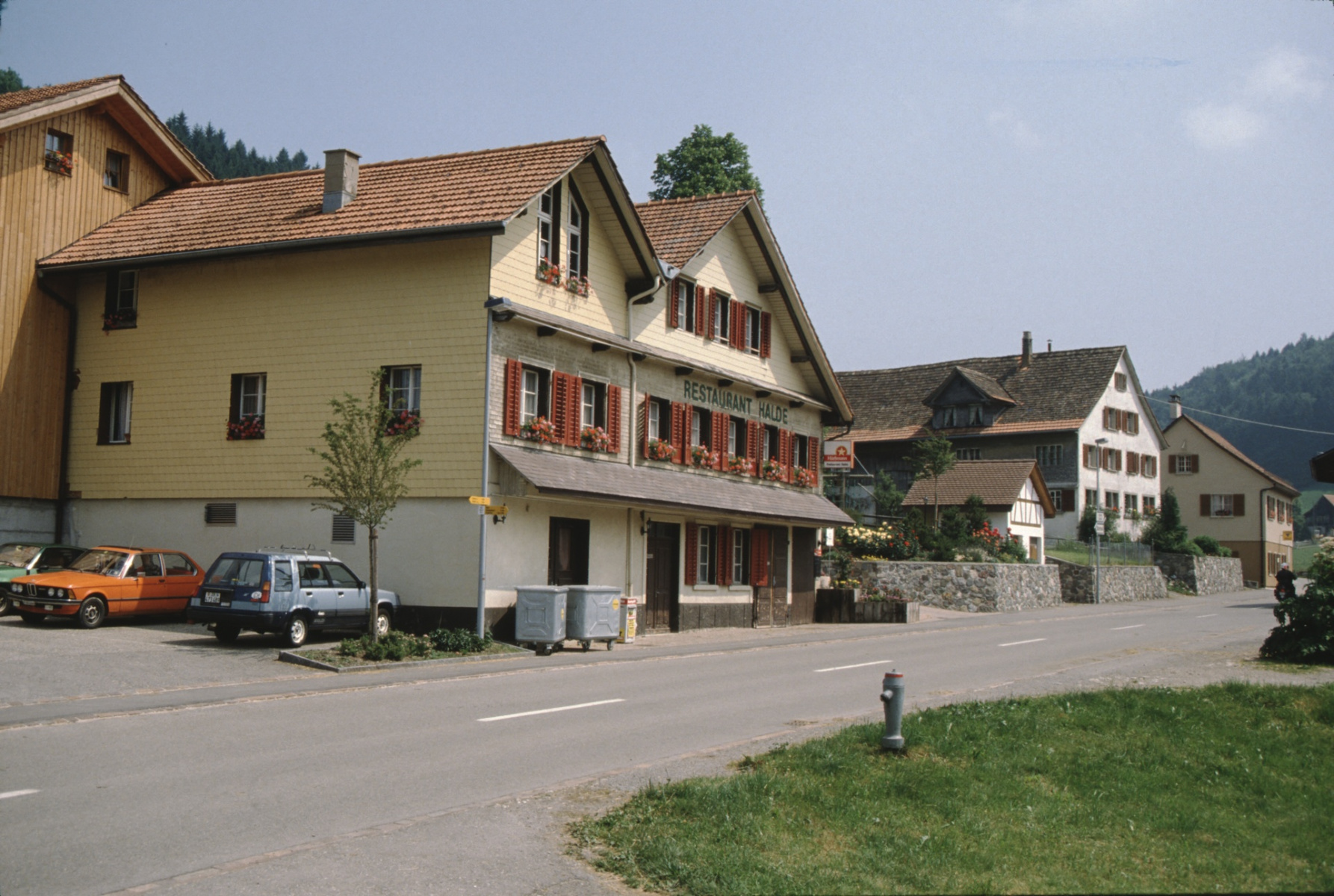 Restaurants in Bettswil, vorne Halde, hinten Restaurant Walder