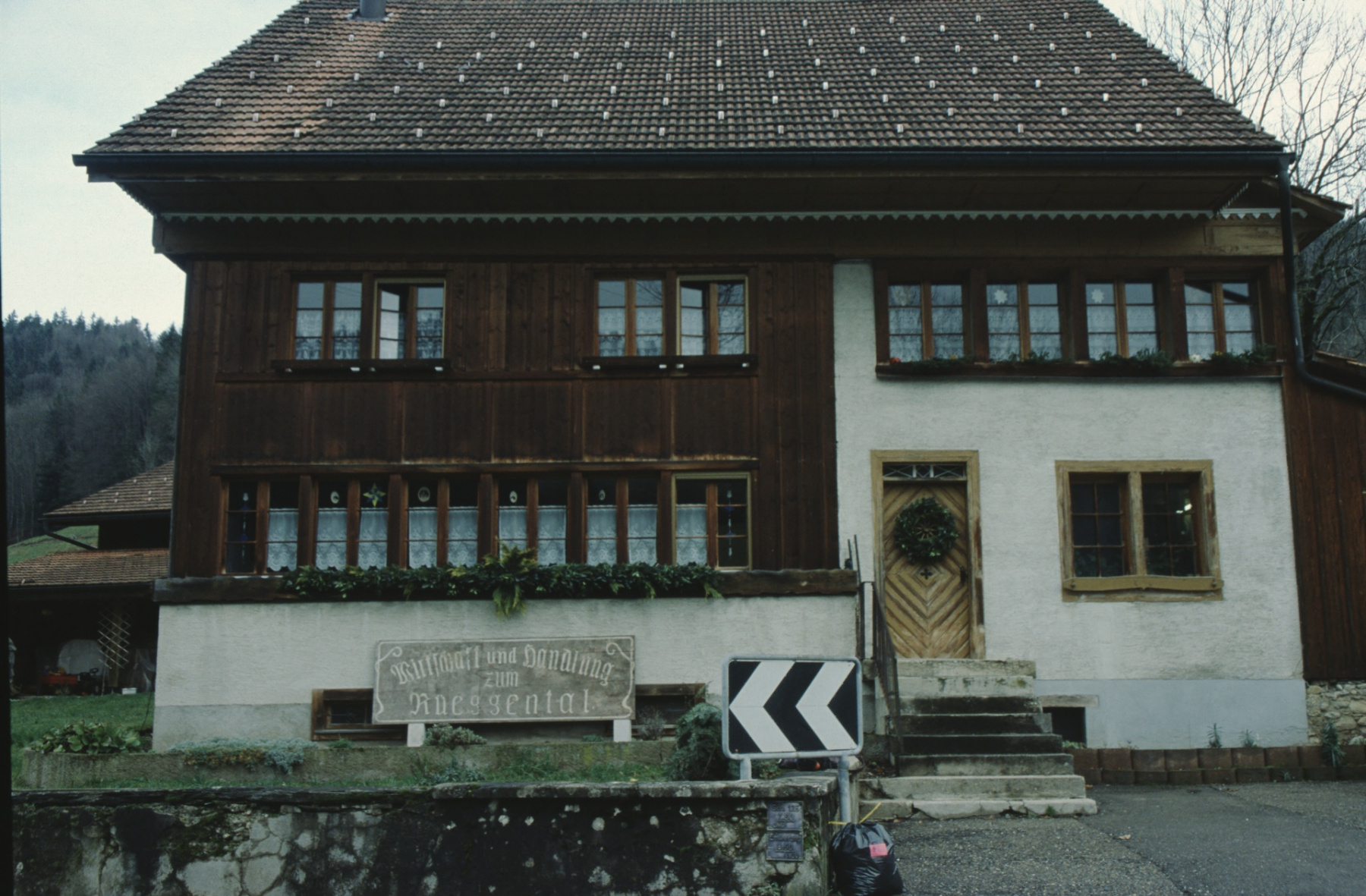 Haus Brennwald, ehem Restaurant Bachmann mit dem Wirtshausschild