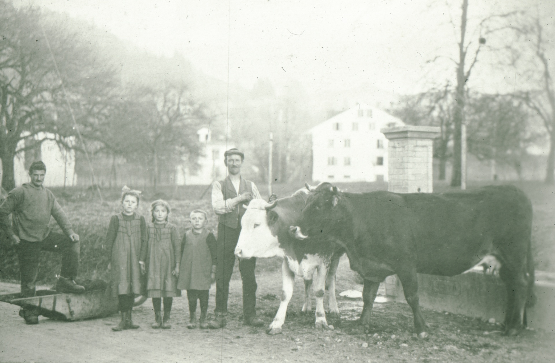 Sigrist Hermann Walder beim Viehtränken, neben ihm sein Sohn, der spätere Sigrist Jakob Walder. Links mit Karette: Dachdecker Jakob Schelldorfer sen.