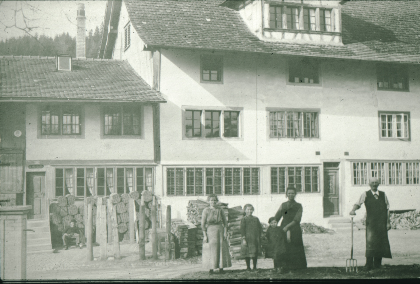 Unterdorf mit seinen Bewohnern, rechts Grossvater von Hansueli Walder