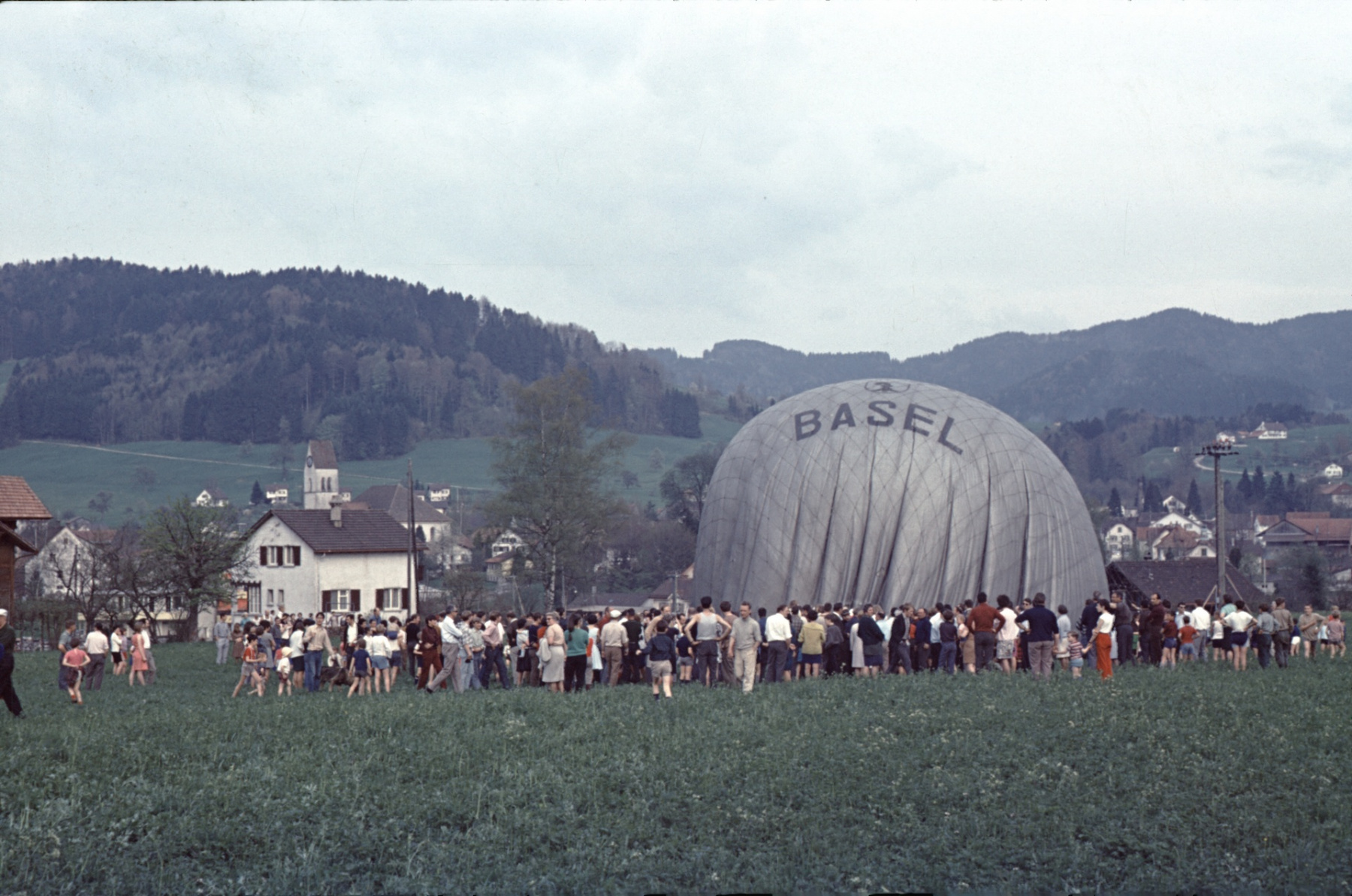 Ballon Landung auf der Wiese von Hans-Ueli Walder