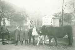 Sigrist Hermann Walder beim Viehtränken, neben ihm sein Sohn, der spätere Sigrist Jakob Walder. Links mit Karette: Dachdecker Jakob Schelldorfer sen.