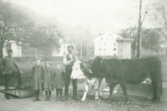 Sigrist Hermann Walder beim Viehtränken, neben ihm sein Sohn, der spätere Sigrist Jakob Walder. Links mit Karette: Dachdecker Jakob Schelldorfer sen. Sigrist Hermann Walder beim Viehtränken, neben ihm sein Sohn, der spätere Sigrist Jakob Walder. Links mit Karette: Dachdecker Jakob Schelldorfer sen.
