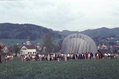 Ballon Landung auf der Wiese von Hans-Ueli Walder Ballon Landung auf der Wiese von Hans-Ueli Walder