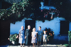 Glas- und Keramikwaren Knecht mit Lydia (führte Haushalt und Laden) und Luise Knecht (Handarbeitslehrerin), den Töchtern des Hafners Heinrich Knecht.