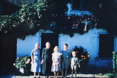 Glas- und Keramikwaren Knecht mit Lydia (führte Haushalt und Laden) und Luise Knecht (Handarbeitslehrerin), den Töchtern des Hafners Heinrich Knecht. Glas- und Keramikwaren Knecht mit Lydia (führte Haushalt und Laden) und Luise Knecht (Handarbeitslehrerin), den Töchtern des Hafners Heinrich Knecht.