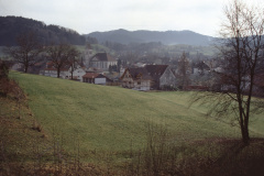Dorf mit Kirche, aufg. Von der hinteren Ecke Zi 12 Schulhaus Letten, imVG Grundstr.2 Dorf mit Kirche, aufg. Von der hinteren Ecke Zi 12 Schulhaus Letten, imVG Grundstr.2