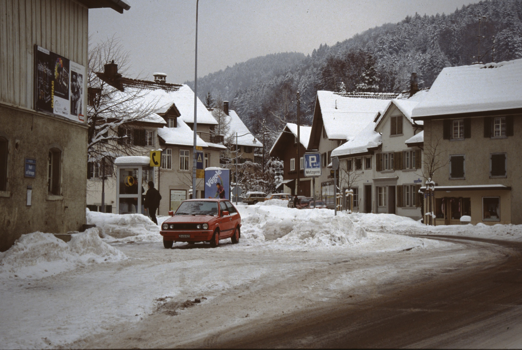 Dorfplatz, Beginn der Bahnhofstrasse (Winter)