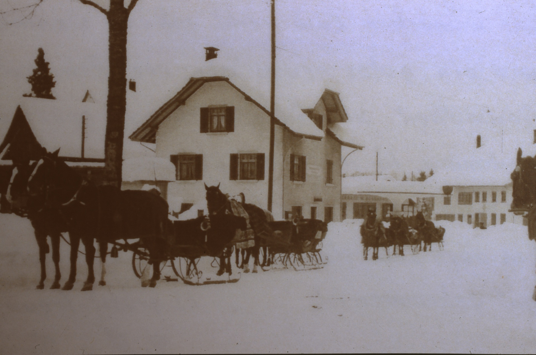 Eingang zur Bahnhofstrasse im Winter mit Pferdegespann