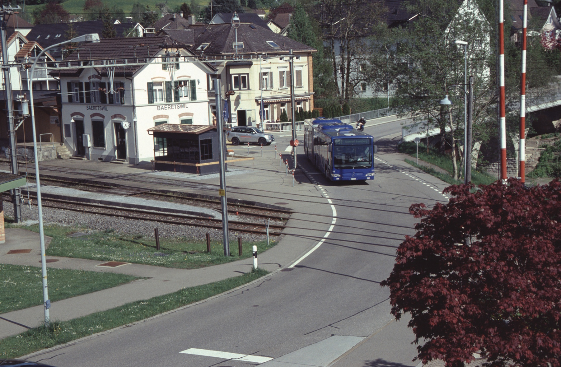 Bahnhof mit Stellwerk und Bus 851 nach Adetswil