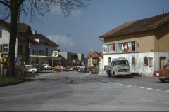 Bahnhofstrasse, Gemeindescheune, Schuhmacherei Umiker, Garage Trachsler, Coop