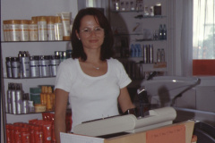 Trend Salon Frau Beatrice Stucki Besitzerin an der Kasse