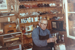 Schuhmacher Robi Egli in seiner Werkstatt