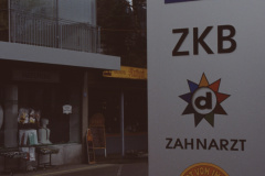 Tafel vor der ZKB