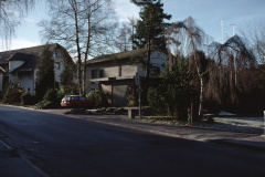 Liegenschaft Walter Bosshard (wird 1998 abgebrochen), links neue Post