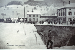 Beim Bahnhof. Prospekt der UeBB für Winter Sporttage in Wappenswil.
