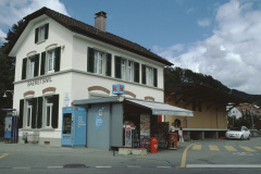 Bahnhof, frisch gestrichen