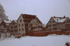 Abbruch Haus Papeterie Brunner, Ansicht von Kirchstr. her. Rechts Spenglerei Kirsch