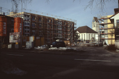 Blick vom Vorplatz Haus Dr. Macher auf Neubau und Kirche
