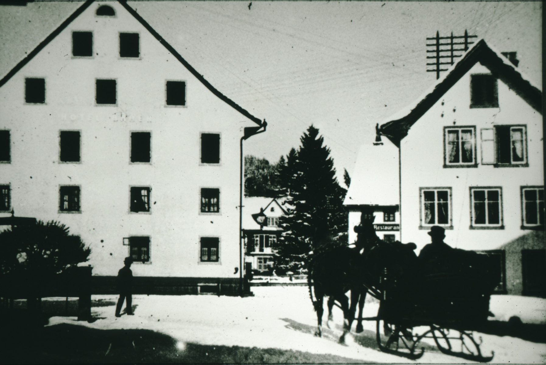 Dorfplatz im Winter, lk Hotel Bären, erbaut 1834/35 durch Wirt und GdePräsi Wolfensberger, Abbruch 1970