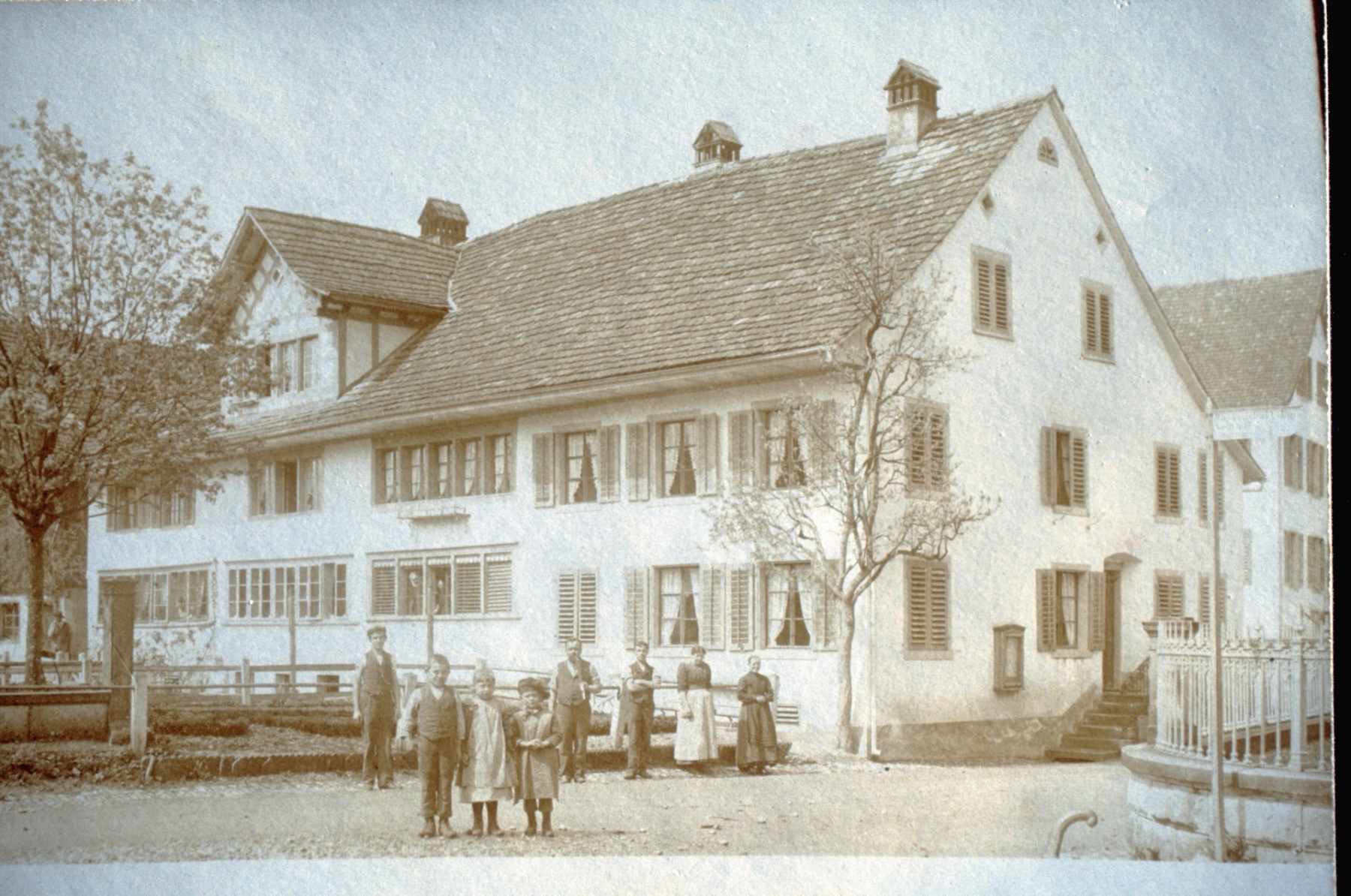 Dorfplatz-Schulhausstrasse Flarzhaus