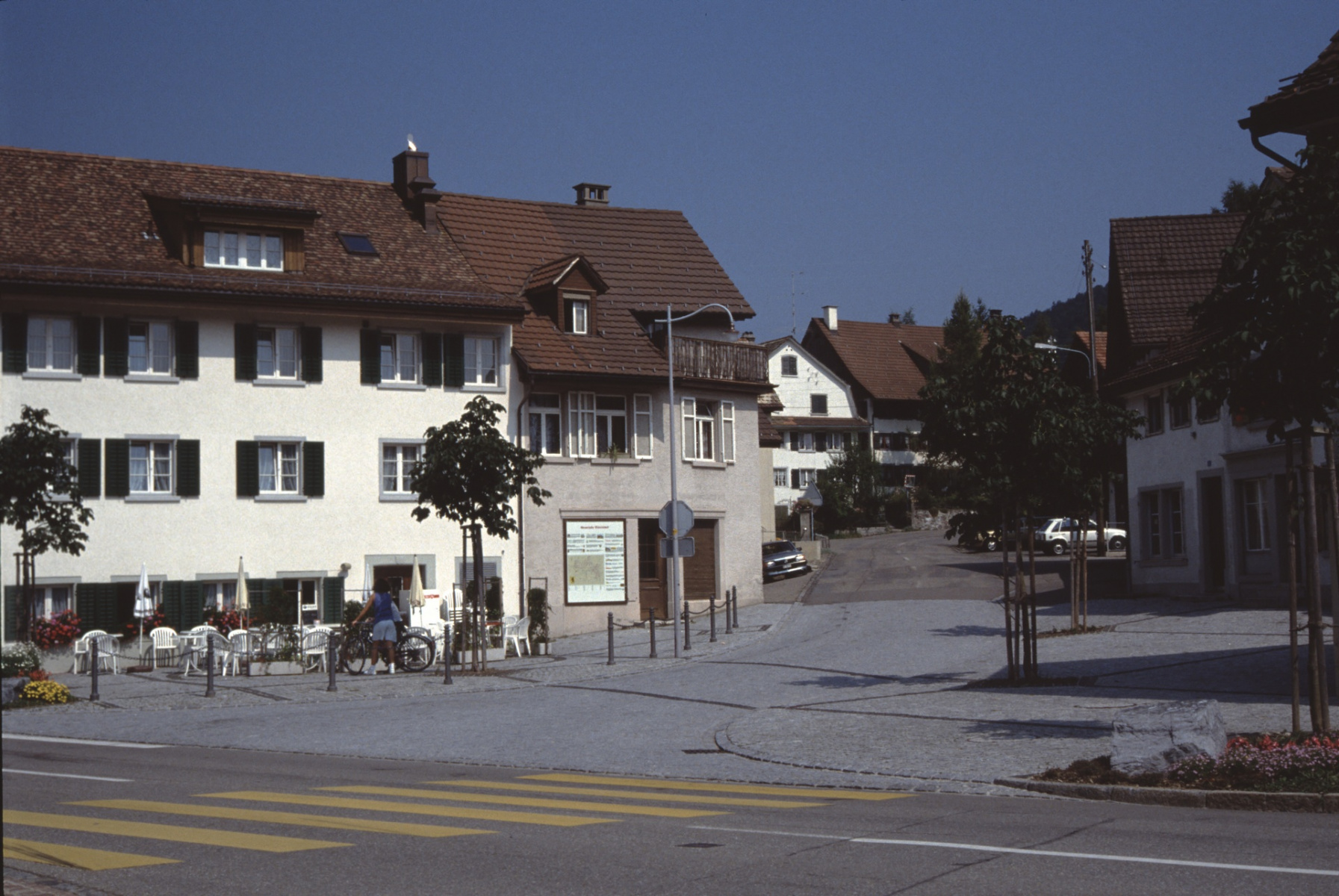 Neugestaltung des Lindenplatzes (1988) nach dem schweren «Linden-Brand» von Heiligabend 1985. Die neue Bettswilerstrasse verläuft jetzt am Ostrand des Dorfes zur Waswies.