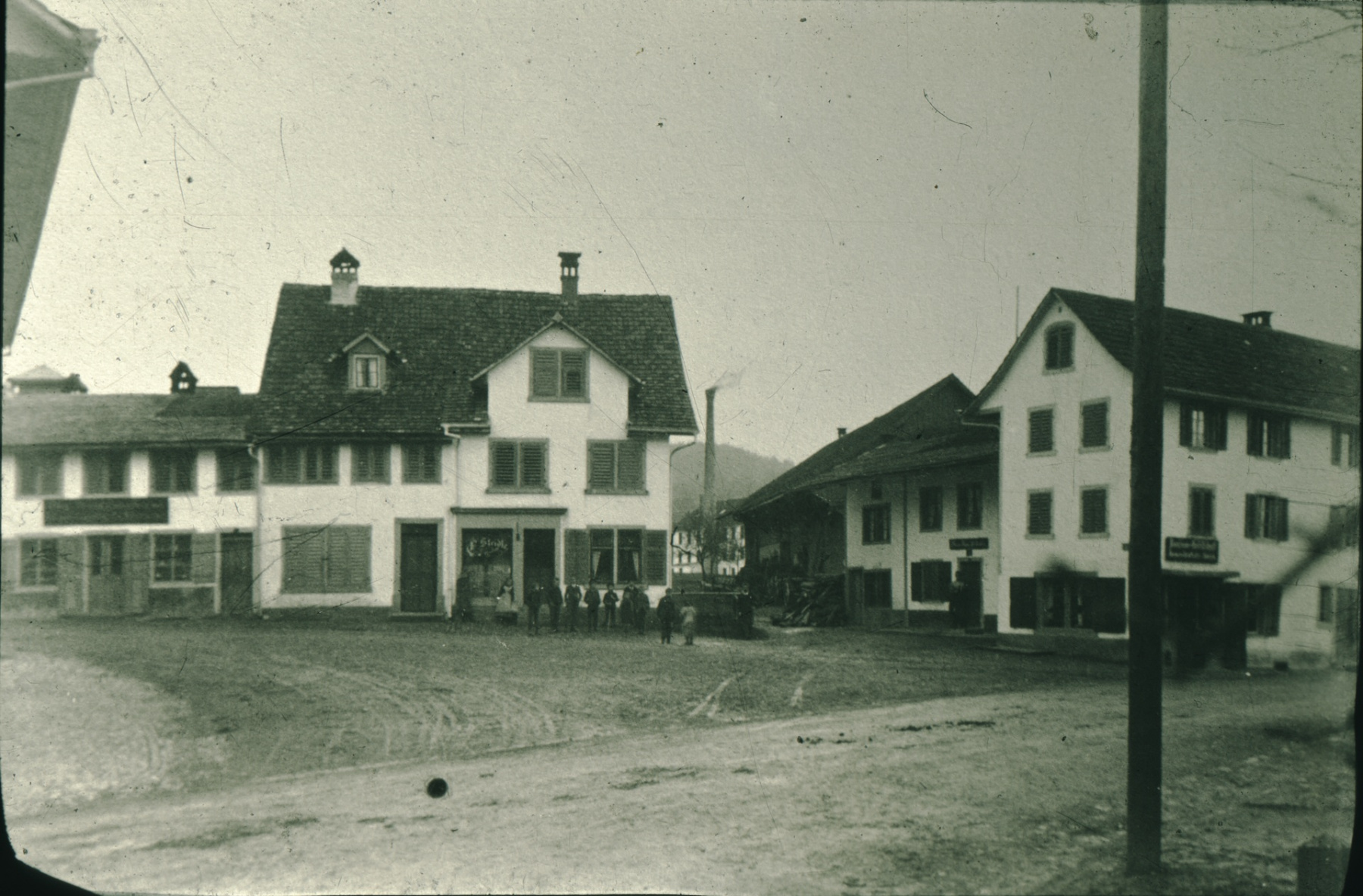 Dorfplatz, seit dem Bau des Bären 1834/35 meist Bärenplatz genannt. Hinten mit Kamin die Spörri Fabrik.